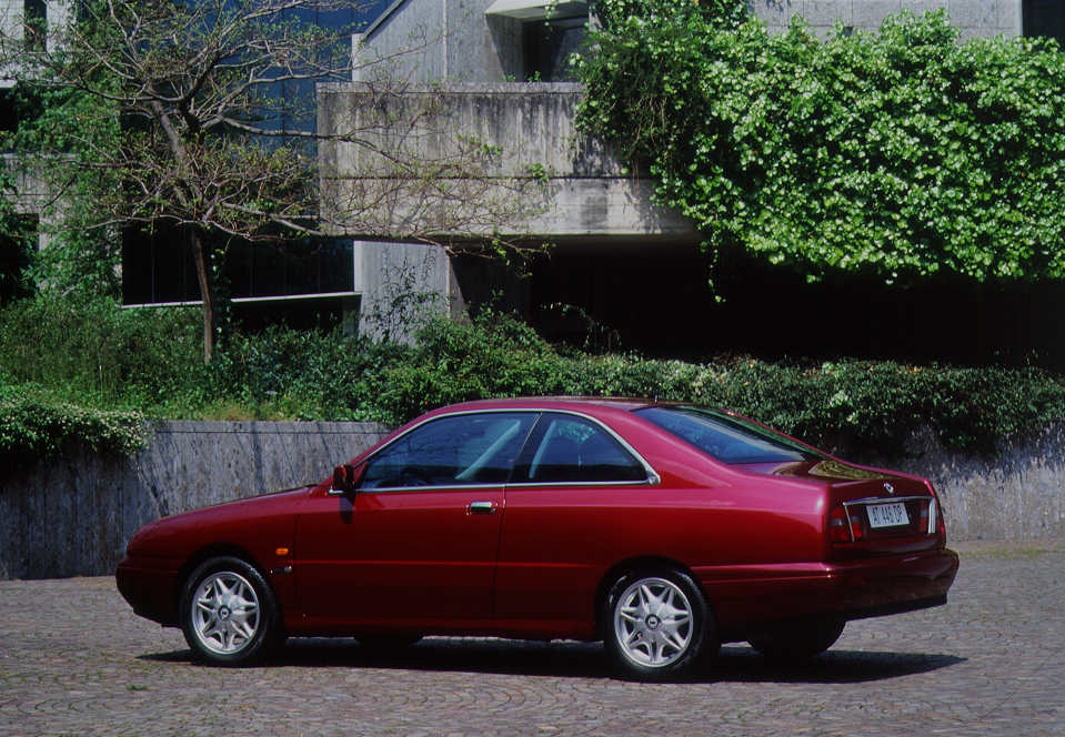 Lancia k Coupè in colorazione Rosso Power, vista laterale e posteriore