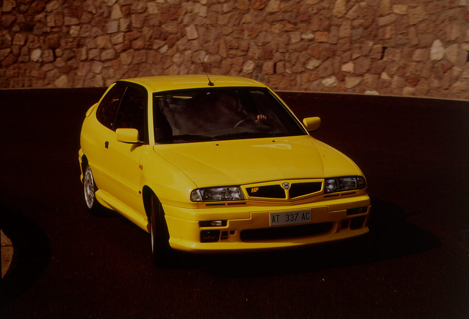 Lancia Delta HPE HF turbo giallo sole
