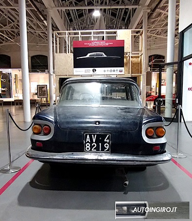 Posteriore Fiat 2100 Savio e cartello della mostra