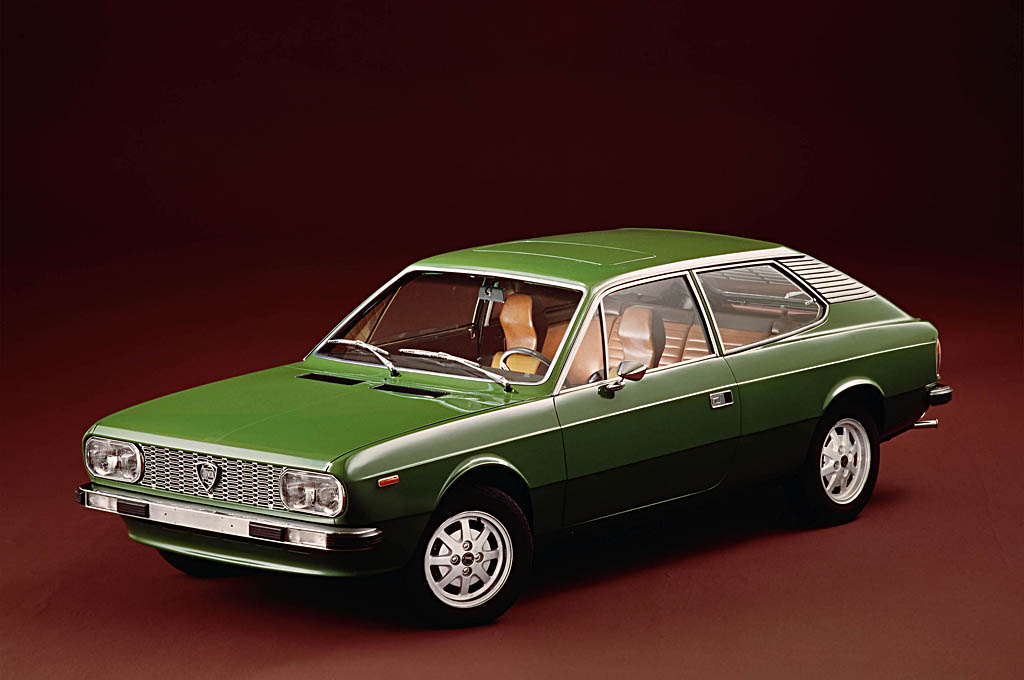 Vista di tre quarti anteriore dall'alto della Lancia Beta HPE 1a serie (1975)